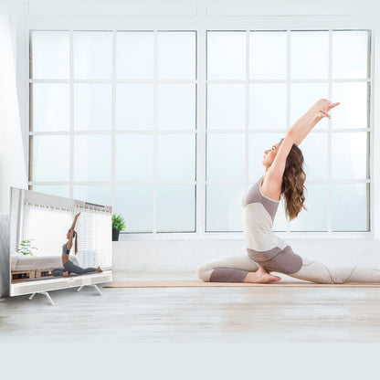 METZ Bærbar 12V Google TV 32" bruges til videotutorial i lyst rum, skærm synlig ved yogamåtte.