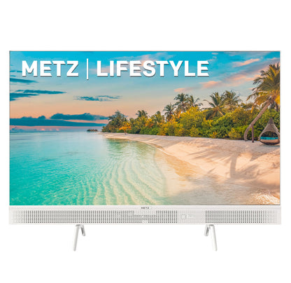 METZ Bærbar 12V Google TV 32" viser strandmotiv på skærmen, tekst/logo METZ | LIFESTYLE øverst.