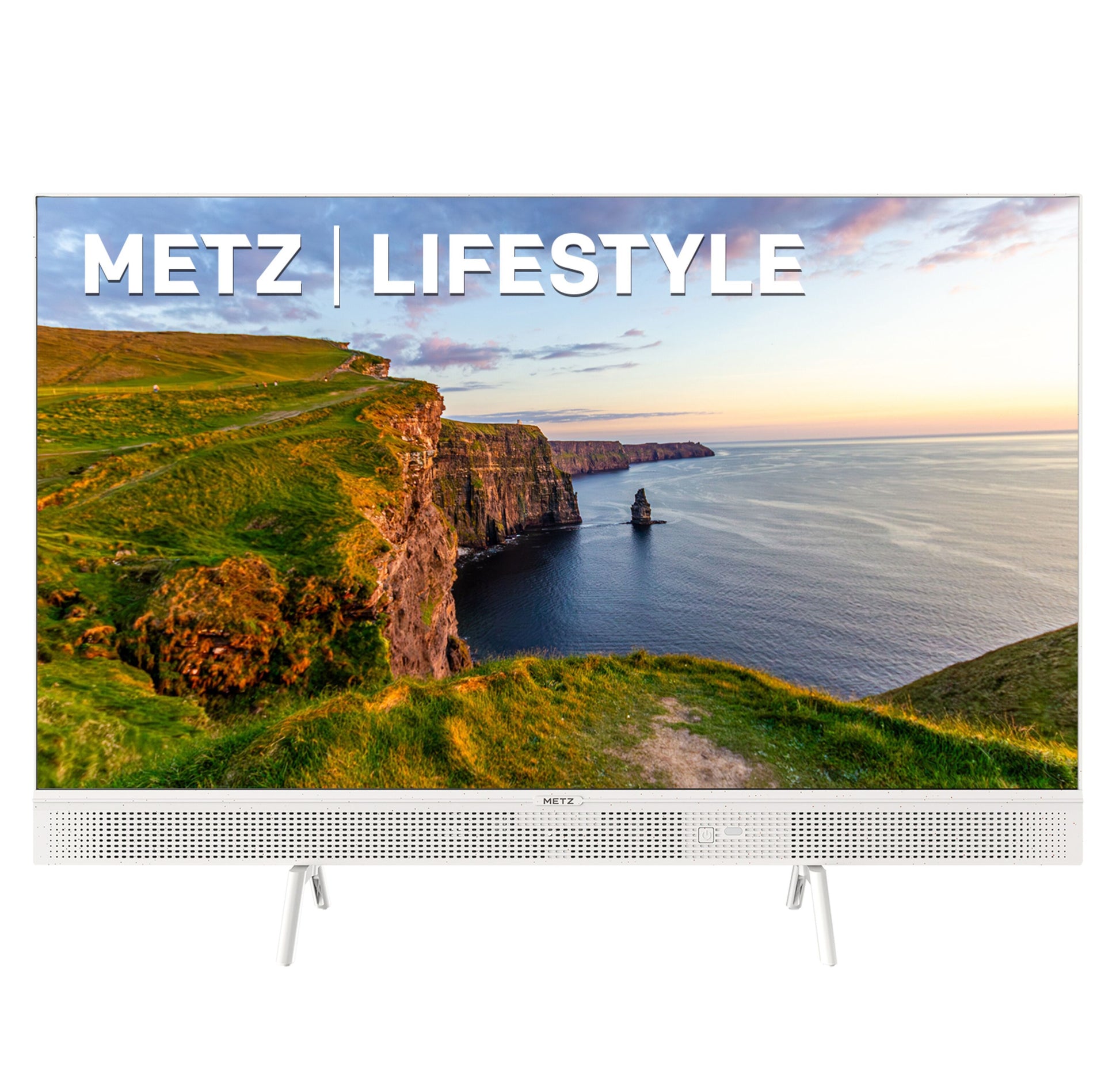 METZ Bærbar 12V Google TV 32" med billedet METZ | LIFESTYLE på skærmen, grønne klipper og hav i baggrunden.