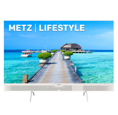 METZ Bærbar 12 V Google TV 32" med billede af træbro, båd og METZ | LIFESTYLE tekst på skærmen.