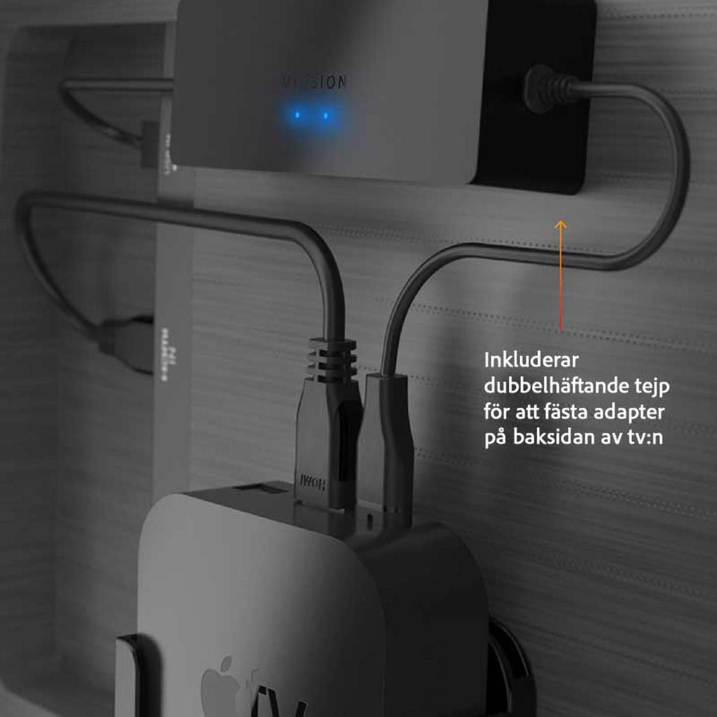 Apple TV Strømadapter USB monteret taske på TV med tilsluttede kabler, svensk tekst nævner dobbeltklæbende tape medfølger.