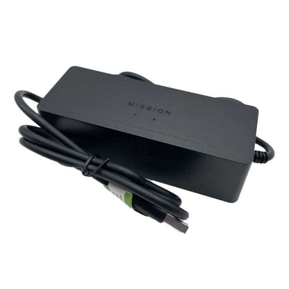 Apple TV sort rektangulær strømadapter USB med spiralkabel, USB-C stik, til opladning af Apple TV.