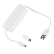 Hvid TV strømadapter med USB-A kabel, USB-C stik, aftagelig micro-USB adapter og to indikatorlys.