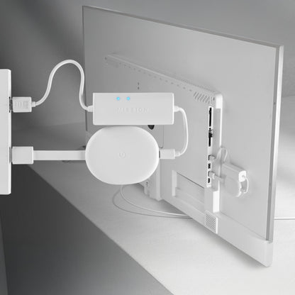 TV-bagpanel med hvid strømadapter, Mission power hub med blå LED og Google Chromecast med Google TV monteret bag skærmen.
