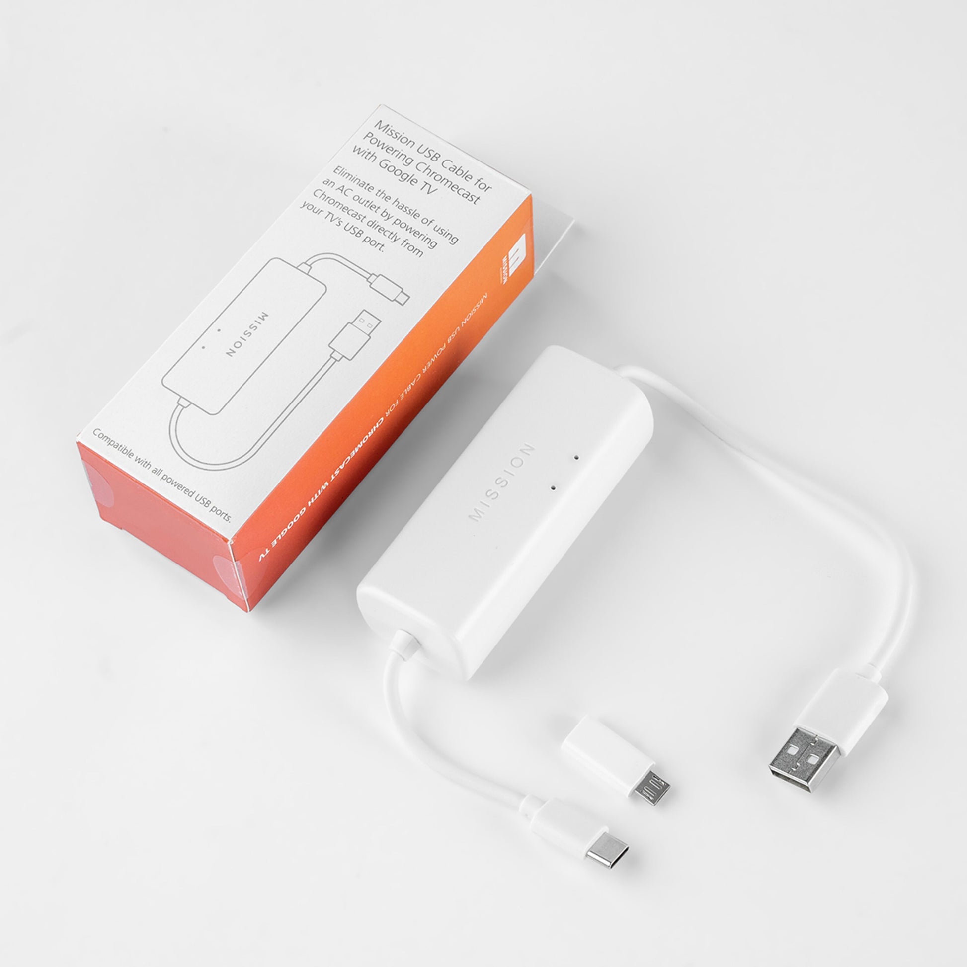 Hvid TV strømadapter med USB-A og micro-USB stik, rektangulær hub med AV-Cables.dk logo, vist med orange/hvid æske.