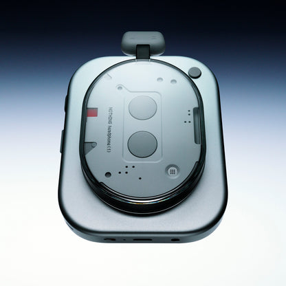 Nothing Hovedtelefoner (1) trådløse hovedtelefoner hvid med afrundede kanter, transparent cover og røde detaljer.