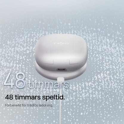 Shokz OpenFit 2+ TWS sorterer øretelefoner i opladningsetui, tekst: 48 timmars speltid, Förberedd för trådlös laddning.