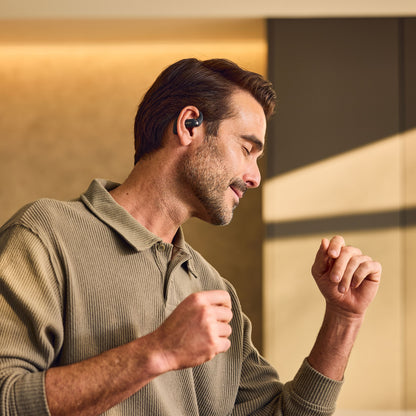 Shokz OpenFit 2+ TWS øretelefoner Sort bæres af mand, øretelefonerne vises tydeligt fra siden.