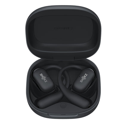 Shokz OpenFit 2+ TWS øretelefoner Sort i åben ladeetui med Shokz logo, buede kroge og åbent design.