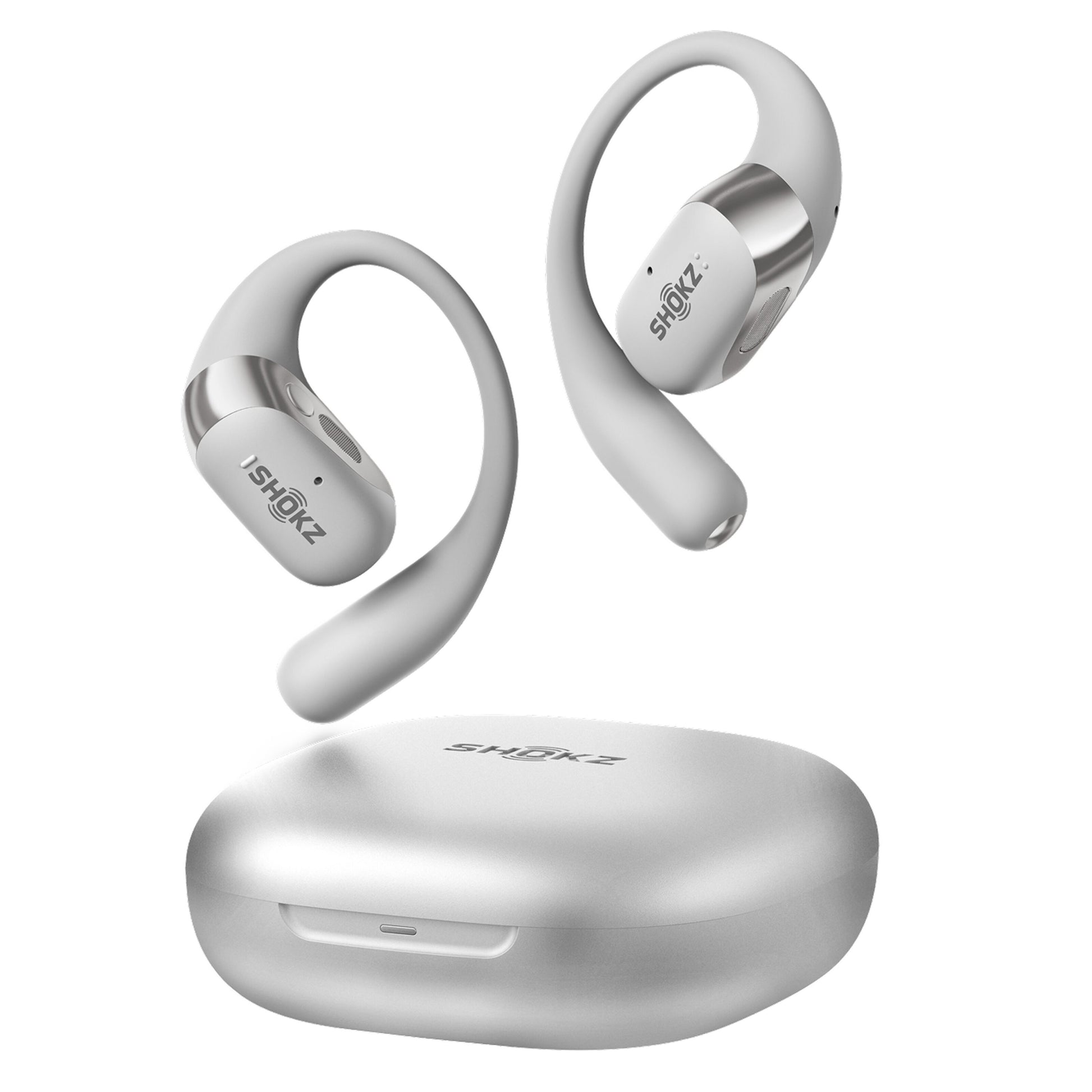 Shokz OpenFit 2+ grå TWS øretelefoner med ørekroge over matchende ladeetui, Shokz logo synligt.