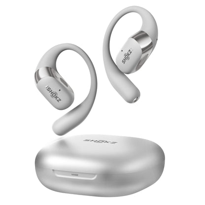 Shokz OpenFit 2+ grå TWS øretelefoner med ørekroge over matchende ladeetui, Shokz logo synligt.
