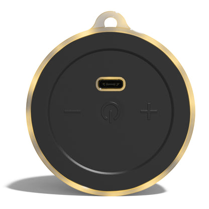 Nomadelic Loud 01 magnetisk Bluetooth-højttaler, sort og guld, rund med centrale knapper og mikro-USB-port på toppen.