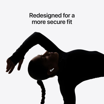 Apple AirPods Pro 3 med aktiv støjreduktion bæres i øret, tekst: Redesignet for en mere sikker pasform.