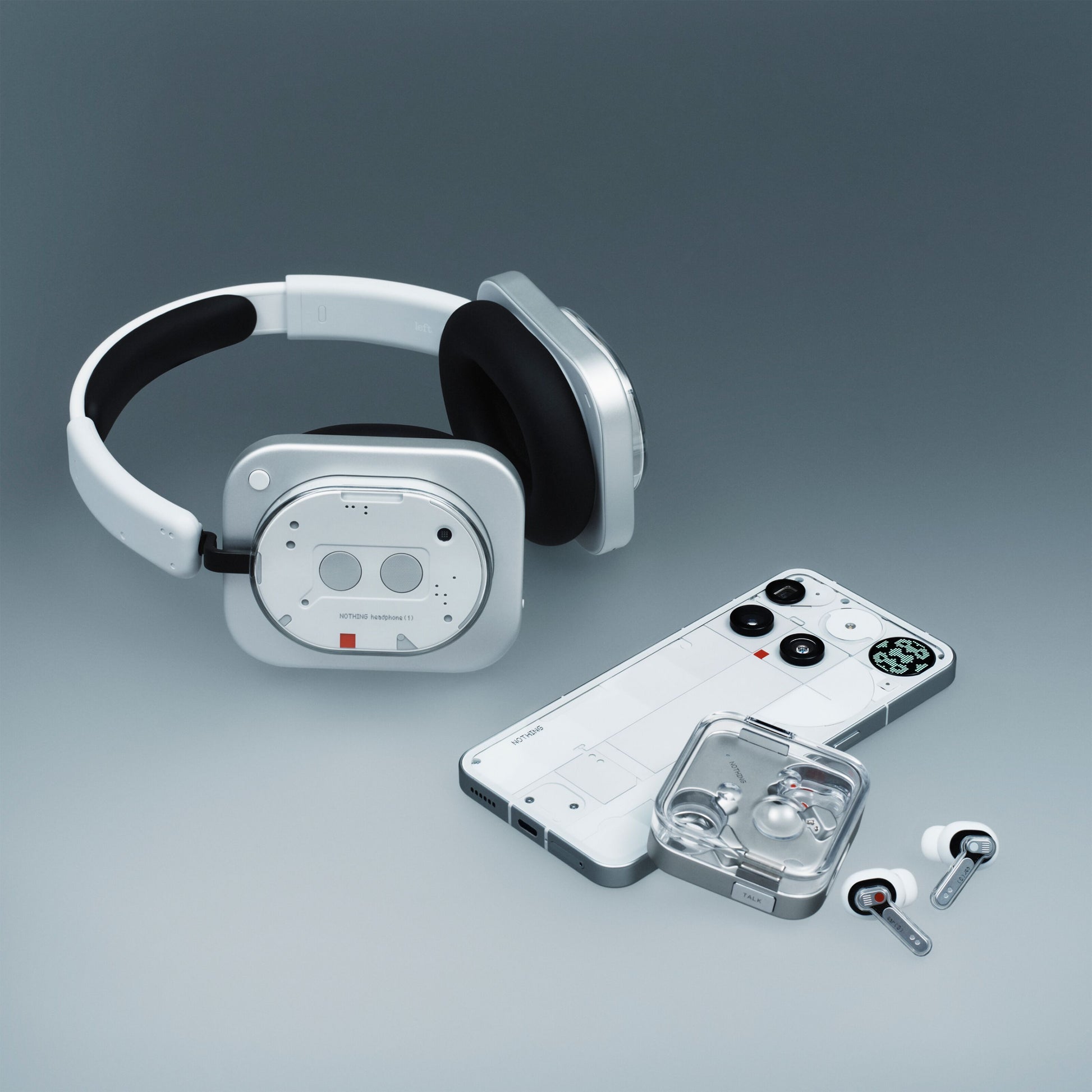 Nothing Ear (3) Hvid in-ear høretelefoner med aktiv støjreduktion, smartphone i gennemsigtigt cover, til ørepropper i klar etui.