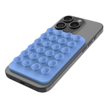 IPhone 12 med blå silikone bubble pop fidget cover, passer til MagMate MagSafe sugekop-holder, hævede cirkulære bobler.