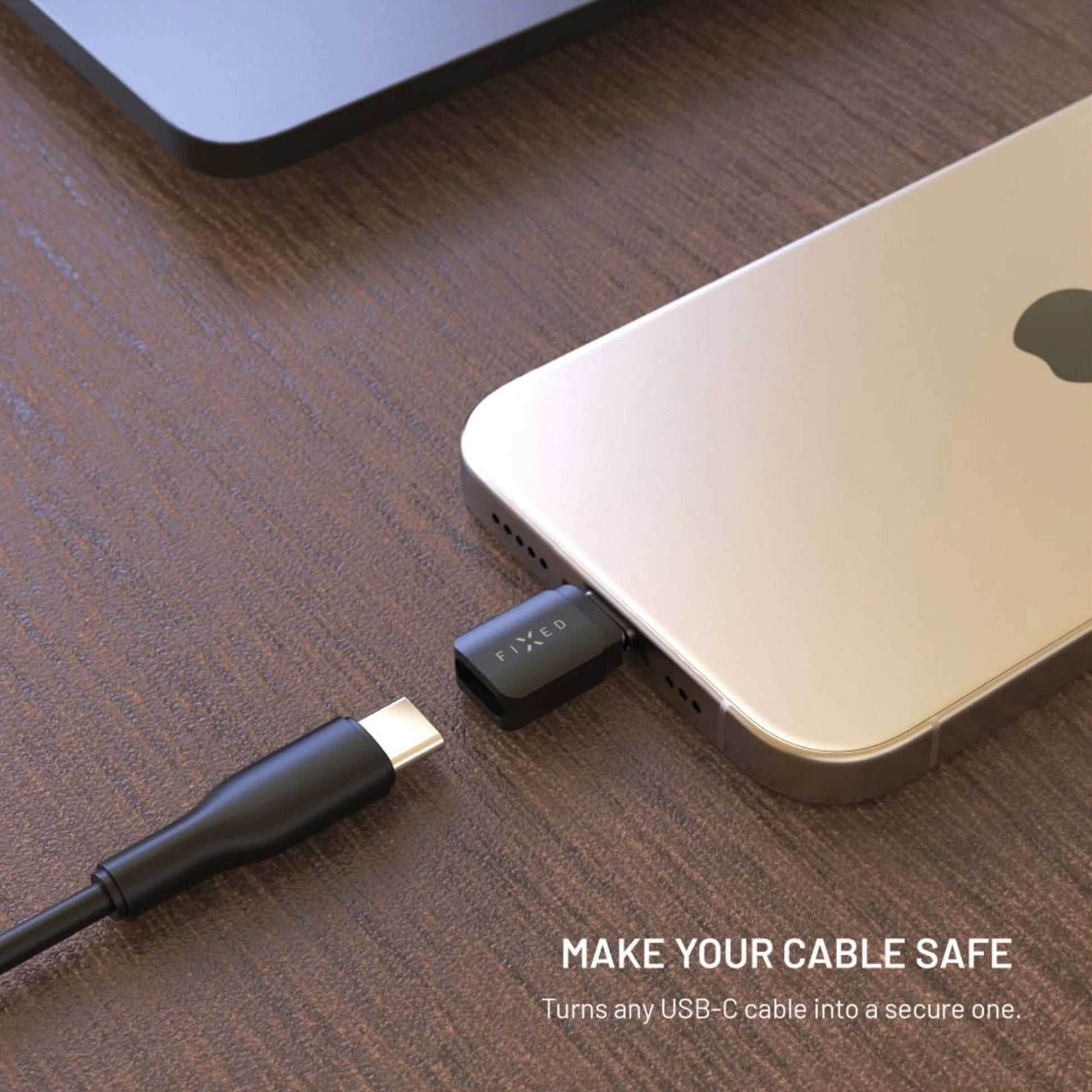 USB-datablokker 2-pak USB-A/USB-C tilsluttes sort adapter og guldfarvet smartphone, tekst: Sikker opladning.