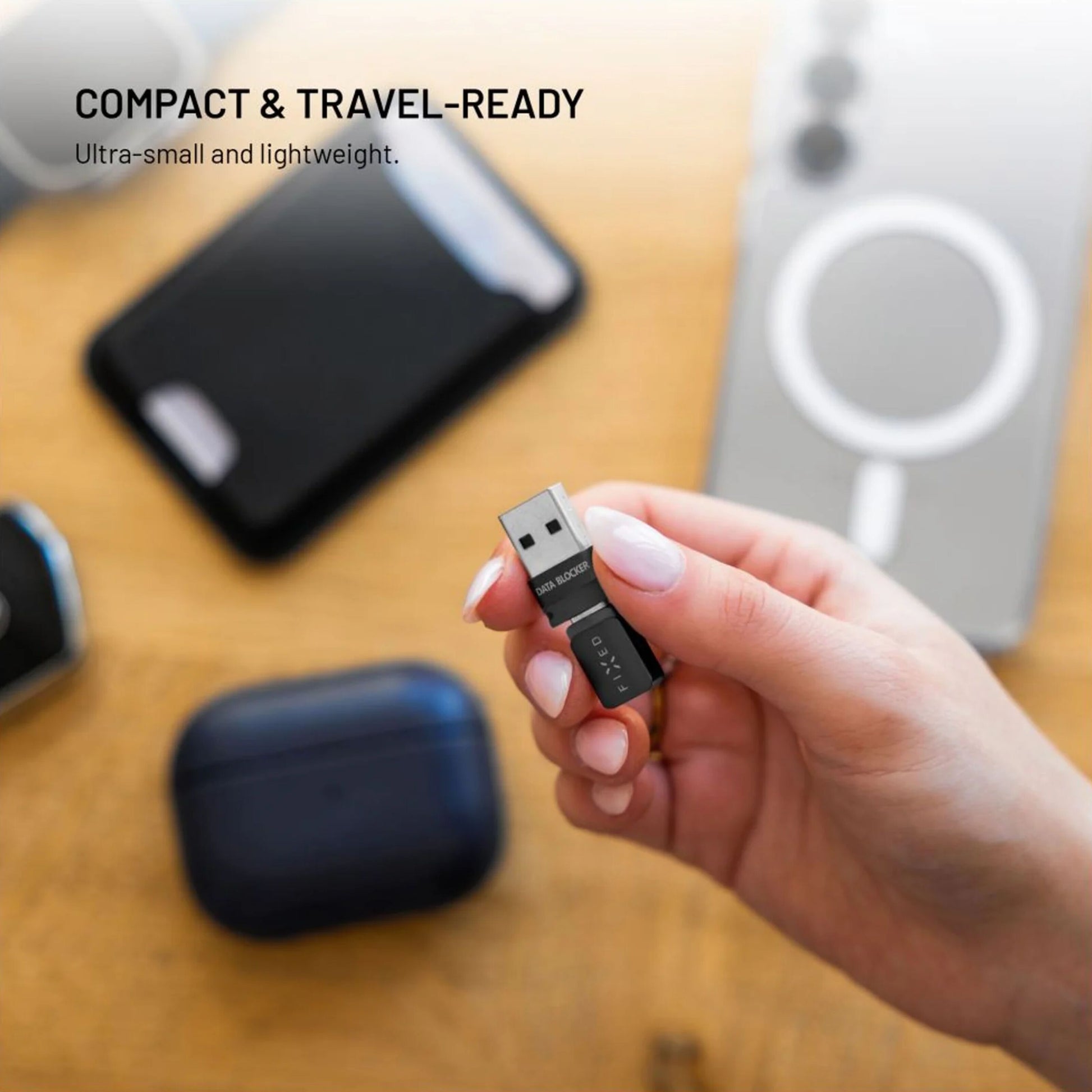 Fixed USB-datablokke 2-pak USB-A/USB-C vises i hånd med teksten Understøtter USB-A og USB-C for sikker opladning.