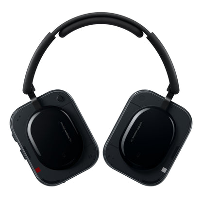 Nothing Headphone (a) trådløse over-ear hovedtelefoner sort med firkantede ørekopper, rød og hvid mærkat, polstret bøjle.