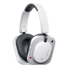 Nothing Headphone (a) trådløse over-ear høretelefoner, hvid med sorte puder, aktiv støjreduktion, står på ene ørekop.