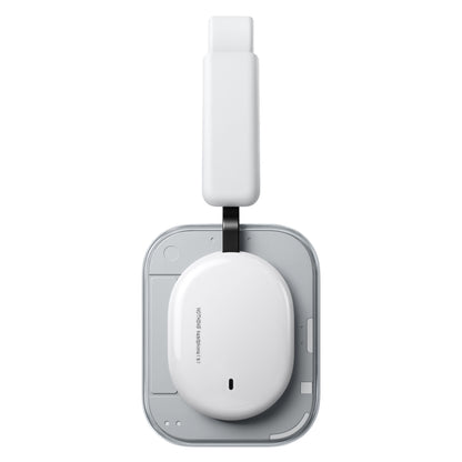 Nothing Headphone (a) trådløse over-ear høretelefoner i hvidt etui på grå opladningspad med hvid, lodret arm og sort kabel.