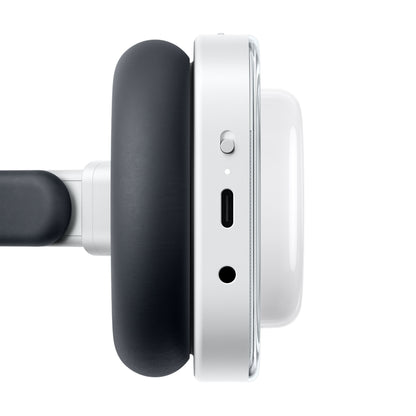 Nothing Headphone (a) trådløse over-ear høretelefoner hvid, ørepude, USB-C port, lydindgang, knap, sølvdetaljer sideview.