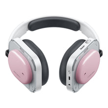 Nothing Headphone (a) trådløse over-ear høretelefoner, pink ørekopper, hvidt/sølv stel, sorte puder, synlige knapper/porte.