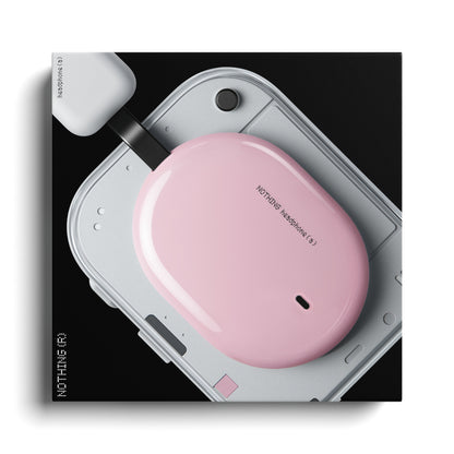 Nothing Headphone (a) pink trådløse over-ear høretelefoner, vises på hvid enhed med sort kabel tilsluttet.