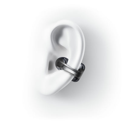 Shokz OpenDots One trådløse åbne clip-on høretelefoner sort vises klemt fast på yderkanten af et øre.