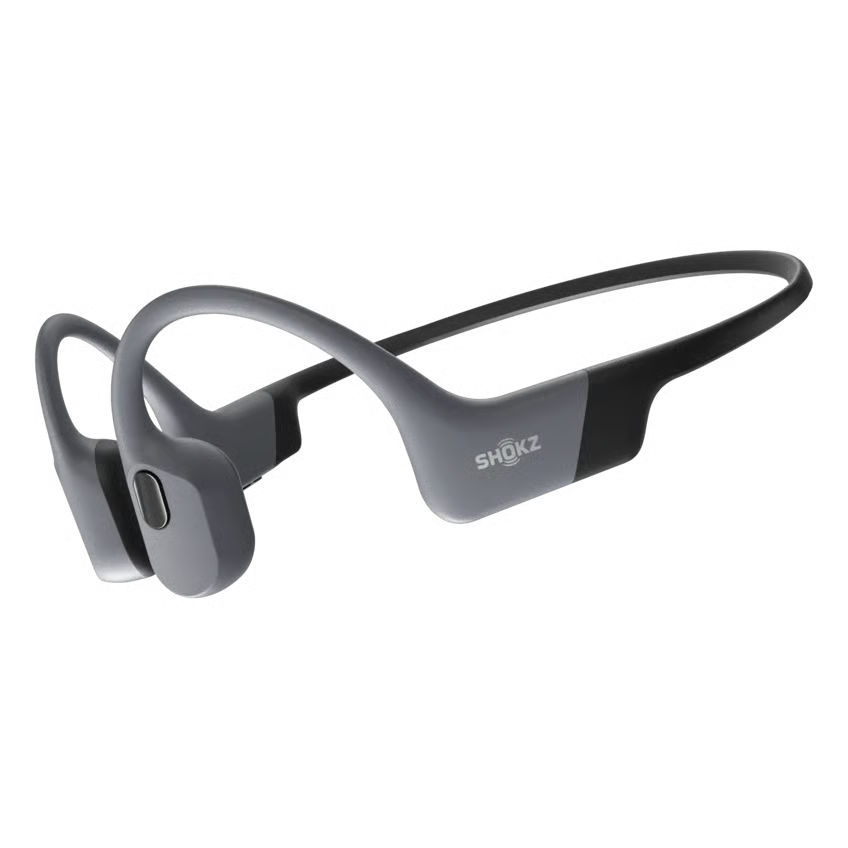 SHOKZ OpenSwim Pro trådløse hovedtelefoner i grå med fleksibelt bånd, designet til at sidde foran ørerne, specielt til svømning.