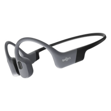 SHOKZ OpenSwim Pro trådløse hovedtelefoner i grå med fleksibelt bånd, designet til at sidde foran ørerne, specielt til svømning.