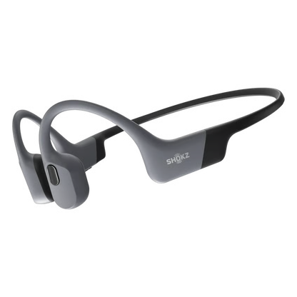 SHOKZ OpenSwim Pro trådløse hovedtelefoner i grå med fleksibelt bånd, designet til at sidde foran ørerne, specielt til svømning.
