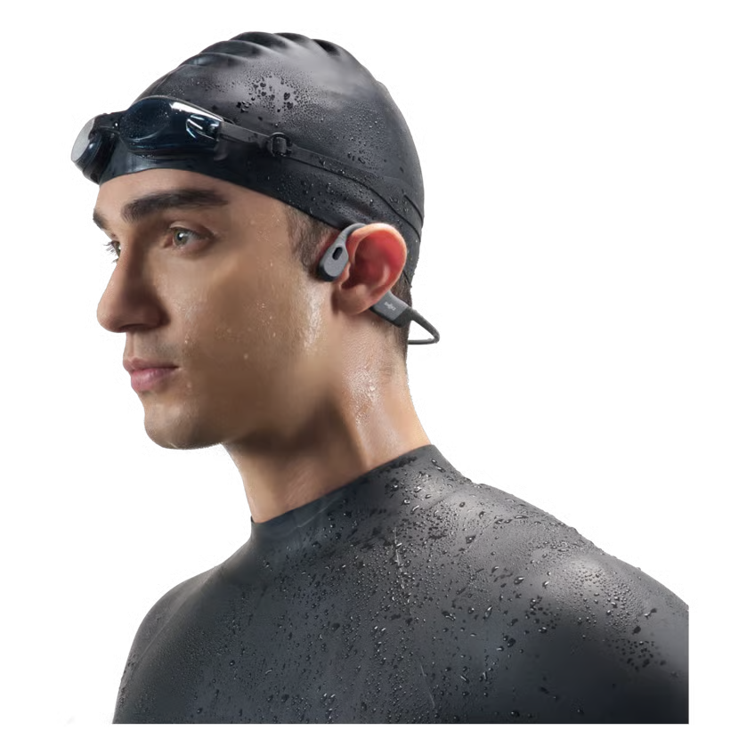 SHOKZ OpenSwim Pro trådløse hovedtelefoner i grå med knogleduktion, bæres uden på våddragt og svømmebriller.