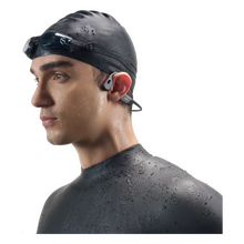 SHOKZ OpenSwim Pro trådløse hovedtelefoner i grå med knogleduktion, bæres uden på våddragt og svømmebriller.