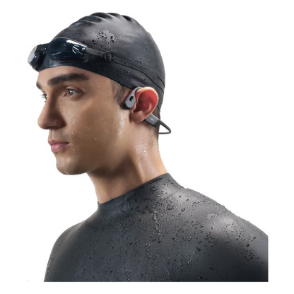 SHOKZ OpenSwim Pro trådløse hovedtelefoner i grå med knogleduktion, bæres uden på våddragt og svømmebriller.
