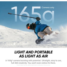 Insta360 X4 Air 8K 360-kamera Startpakke på selfie-stang, tekst: Kamera kun 165g, blå skitøj, sort hjelm.