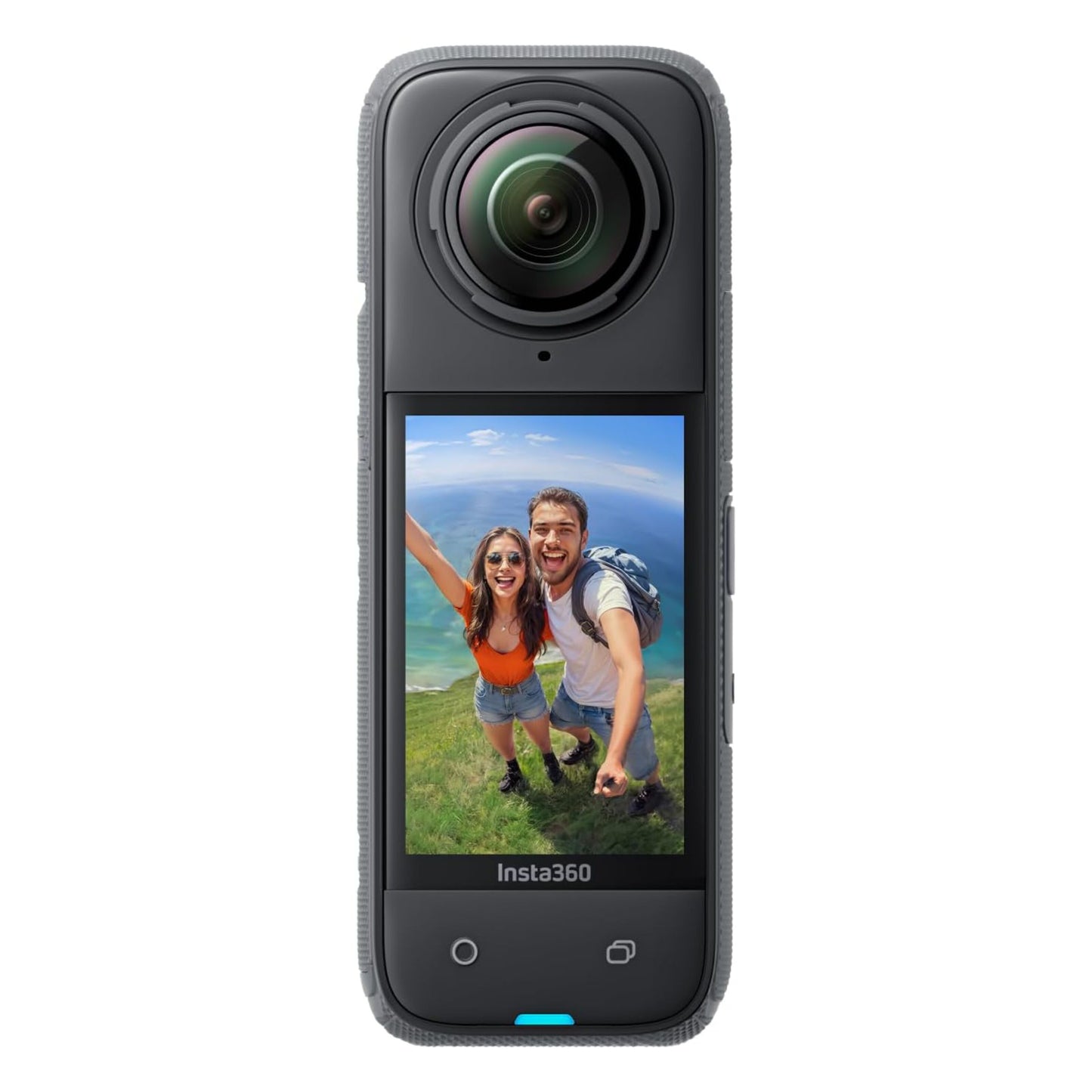 Insta360 X4 Air 8K 360-kamera startpakke med FlowState-stabilisering, vises brugt til udendørs selfie ved vand og græs.