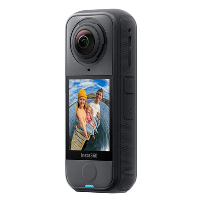 Insta360 X4 Air 8K 360-kamera sort, rund linse og skærm, FlowState stabilisering, selfie-brug ved vand og blå himmel.