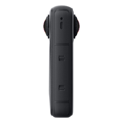 Insta360 X4 Air 8K 360-kamera Startpakke, side, tekstureret greb, to rektangulære knapper, to runde linser.