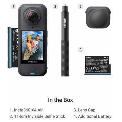 Insta360 X4 Air 8K 360-kamera startpakke med kamera, tændt skærm, selfie-stang, linsebeskyttere og ekstra batteri.
