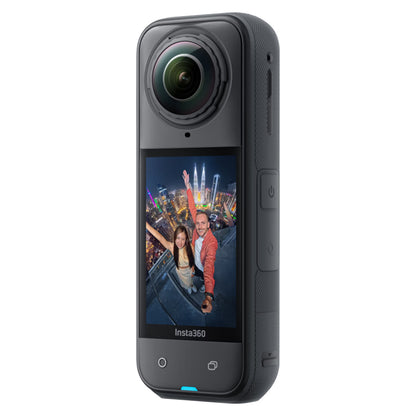 Insta360 X5 Essentials-pakke actionkamera optager 8K 360° video med FlowState-stabilisering, vises under selfie-brug.