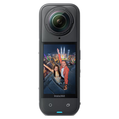 Insta360 X5 Essentials-pakke sort actionkamera tager selfie med to personer på tag om natten, 8K 360° video.