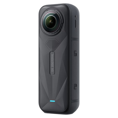 Insta360 X5 Essentials 360° actionkamera, sort, stor linse, tekstureret greb, blå indikatorlys, Insta360 logo.