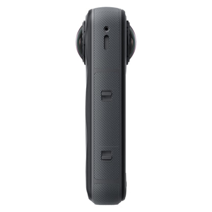 Insta360 X5 Essentials-pakke actionkamera sort, sidevisning med tekstureret greb, to knapper, runde linsekanter, 8K 360° video.