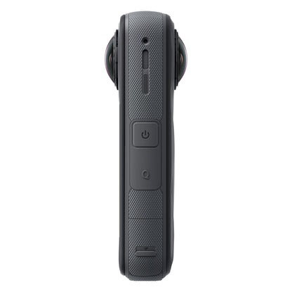 Insta360 X5 Essentials-pakke 360° actionkamera fra siden med logoknapper, FlowState-stabilisering, greb og fisheye-linse.