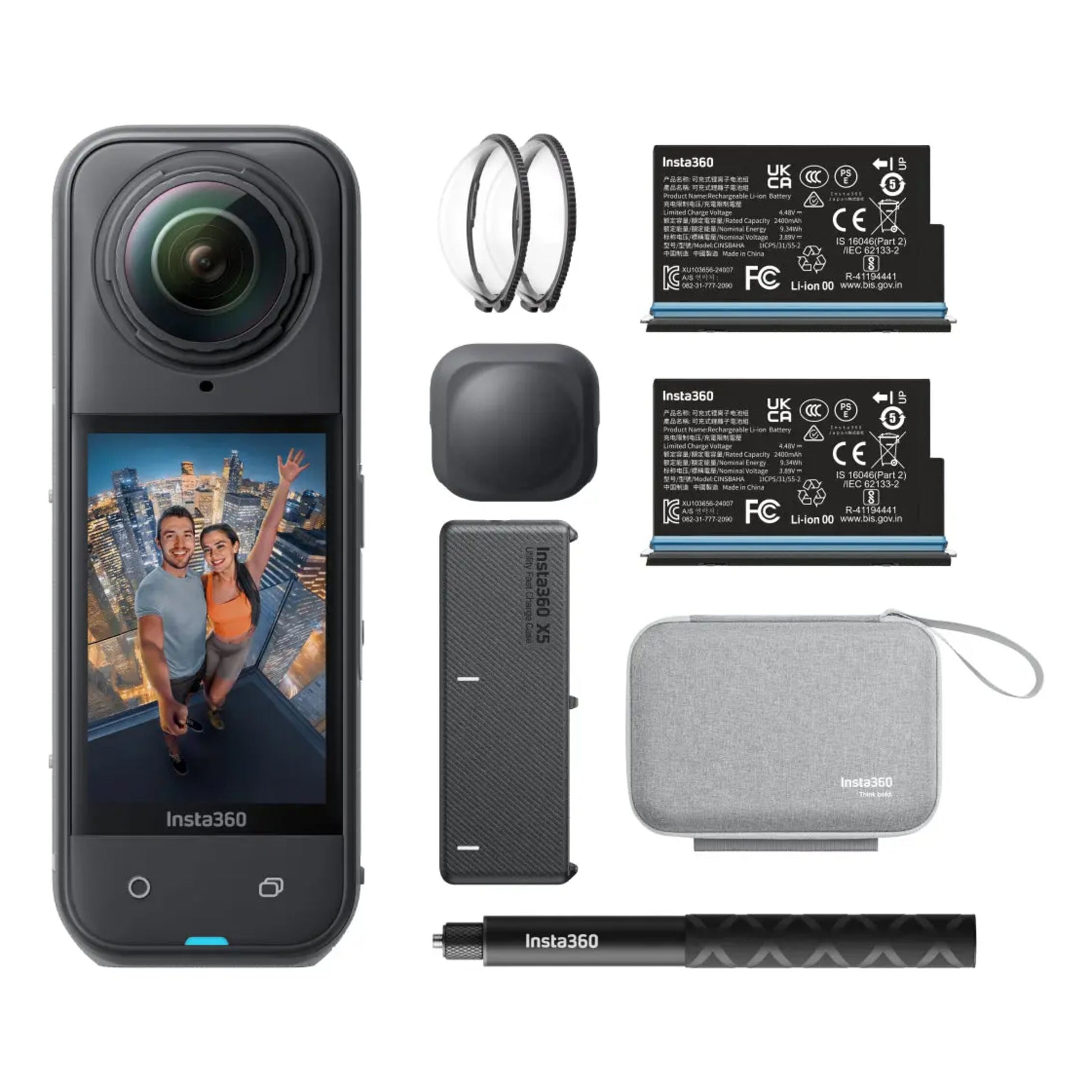 Insta360 X5 Essentials-pakke med 360° actionkamera, to batterier, linsebeskyttere, etui, grå pose og sort teleskopselfiestang.