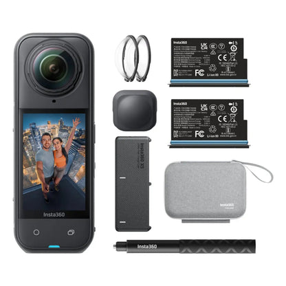 Insta360 X5 Essentials-pakke med 360° actionkamera, to batterier, linsebeskyttere, etui, grå pose og sort teleskopselfiestang.