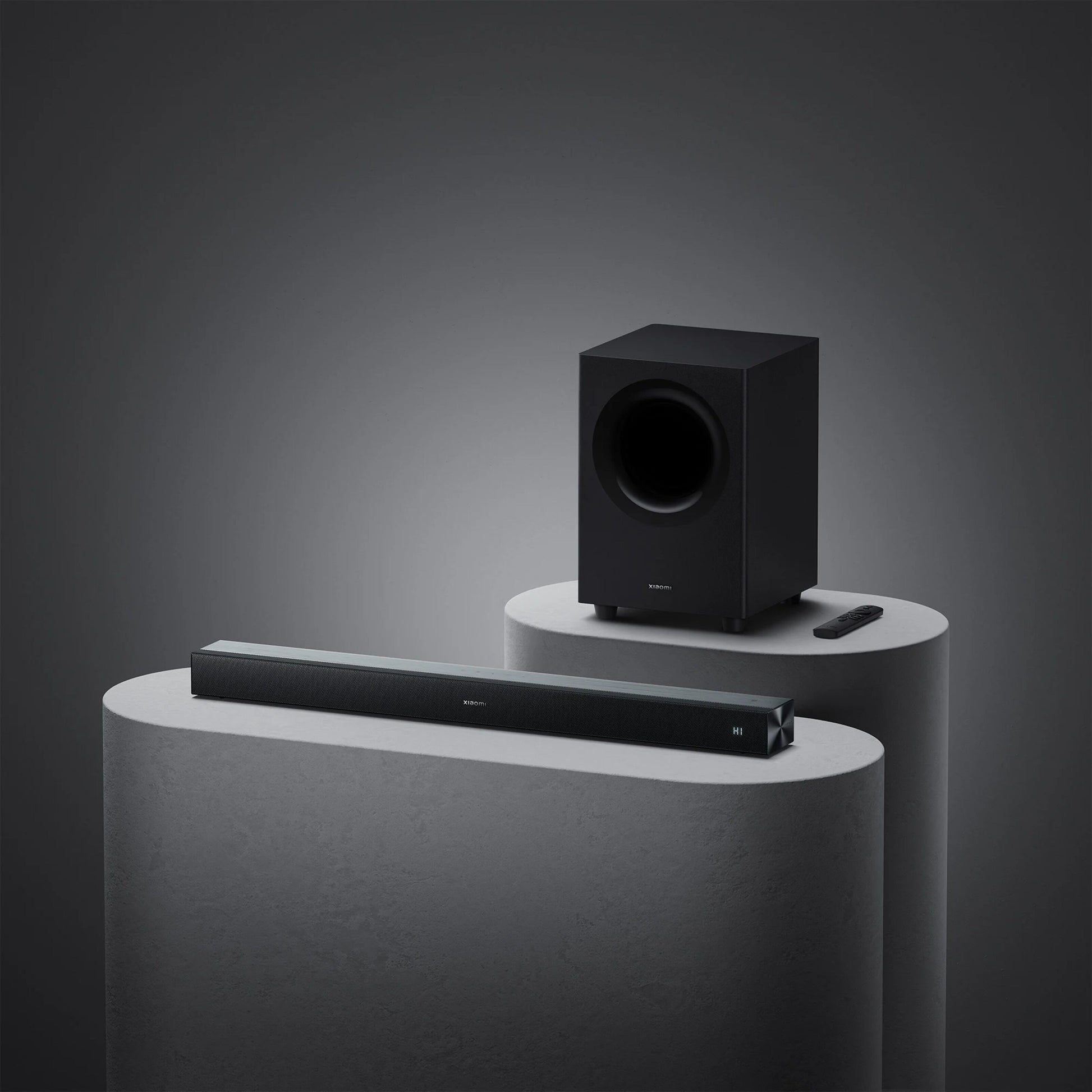 Xiaomi Soundbar Pro 2.1ch 300W med trådløs subwoofer og fjernbetjening, sort, Dolby Audio-logo synligt.