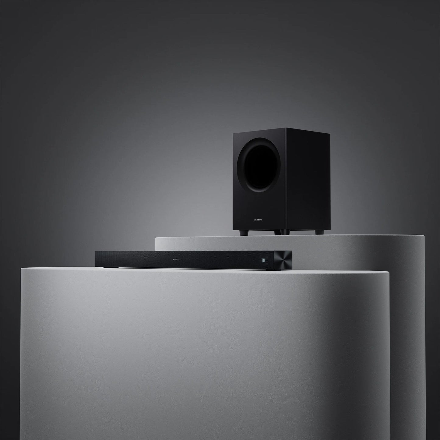 Xiaomi Soundbar Pro 2.1 ch 300W sort med trådløs subwoofer, vises samlet på lysegrå underlag, Dolby Audio logo synligt.