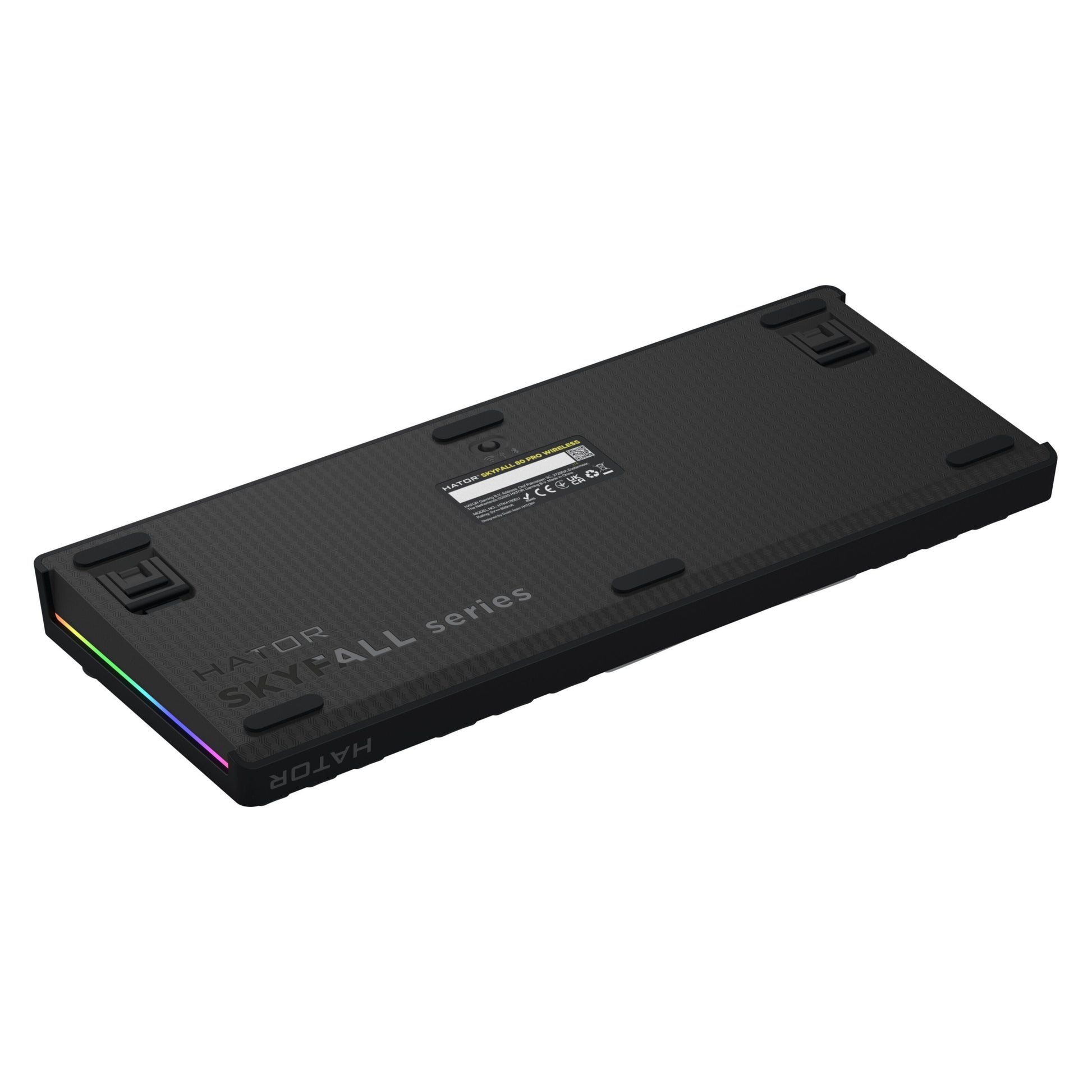 HATOR Skyfall 80 PRO trådløst gamingtastatur underside med hot-swappable switches, tekstur, gummifødder og RGB-lysbånd.