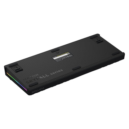 HATOR Skyfall 80 PRO trådløst gamingtastatur underside med hot-swappable switches, tekstur, gummifødder og RGB-lysbånd.